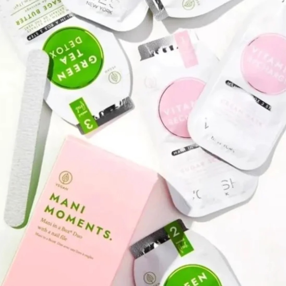 Voesh Mani Moments Mani in a Box Duo with Nail File Vegan Recharge and Detox NEW